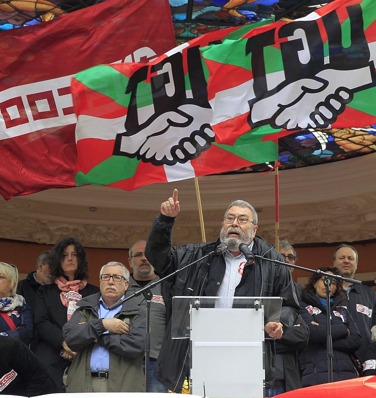 Cándido Méndez, ante su homólogo de CC.OO., durante su intervención tras la manifestación.