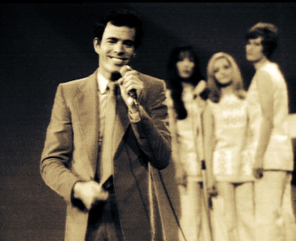 Julio Iglesias entonando 'Gwendolyne', su canción eurovisiva