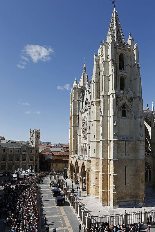 Vista de la plaza y la catedral de León, a cuyas puertas se han congregado cientos de ciudadanos para despedir a la presidenta de la Diputación, Isabel Carrasco.