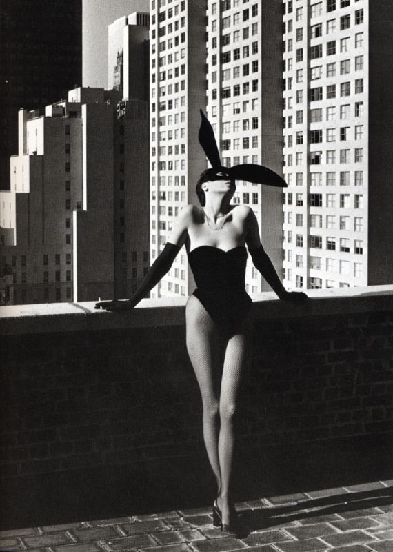 Como ¿conejita¿ de PlayBoy Helmut Newton retrató a Elsa Peretti en Nueva York en 1975