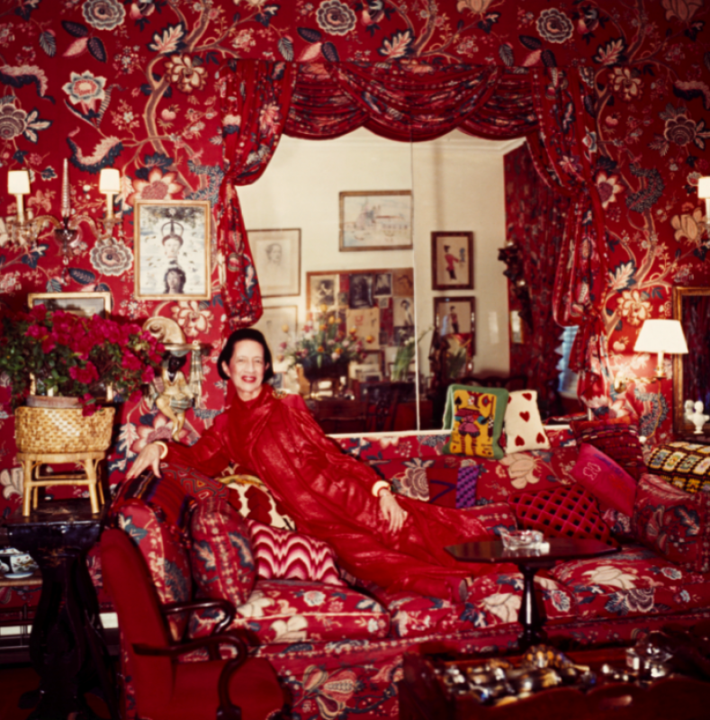 Diana Vreeland en el sofá de su casa, idéntico al que ha recreado el escenógrafo RamonIvars en la puesta en escena de "Al galop".