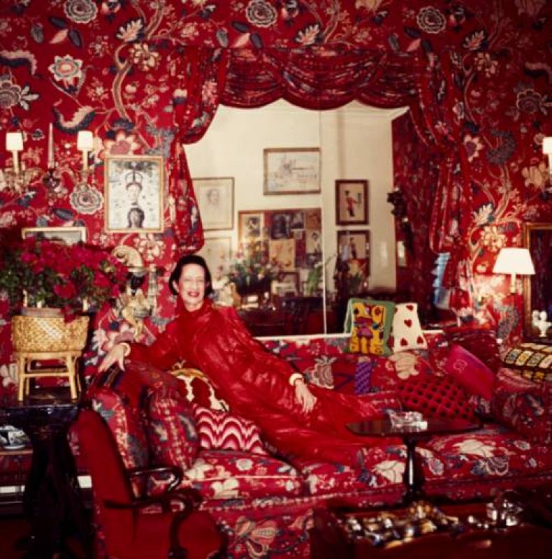  Diana Vreeland en el sofá de su casa, idéntico al que ha recreado el escenógrafo RamonIvars en la puesta en escena de "Al galop".