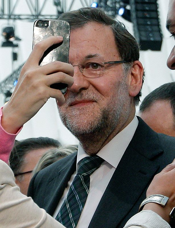 ¿Es un 'selfie' con el presidente del Gobierno o una foto de encuadre dudoso? Tuvo lugar en un mitin en Valencia.