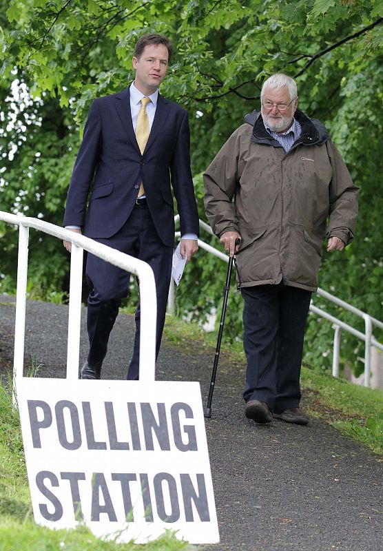 El primer ministro británico Nick Clegg y el liberal demócrata Baker se dirigen a votar