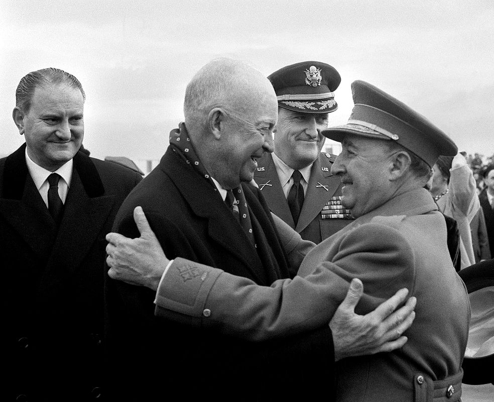 Franco despide en Torrejón de Ardoz (Madrid) al presidente Eisenhower tras su visita oficial en 1959.