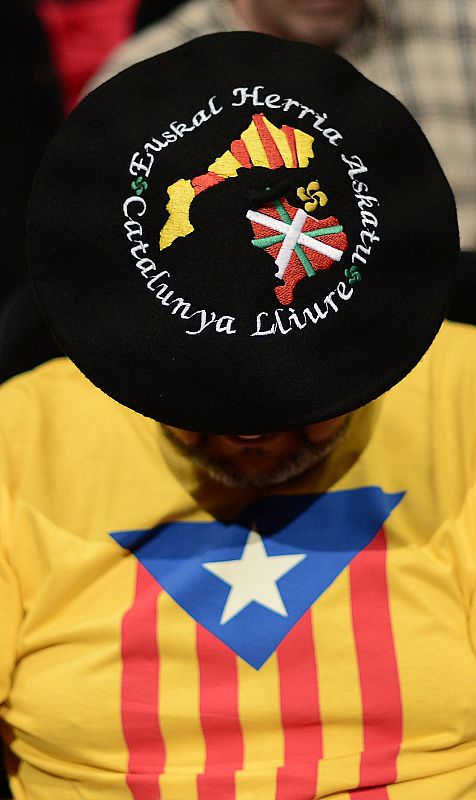 Un simpatizante de ERC exhibe una camiseta con la bandera estelada catalana y una boina con el lema "Libertad para Euskadi" y "Libertad para Cataluña" en euskera y catalán.