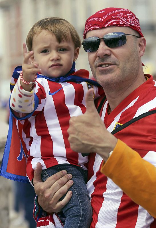 Dos generaciones de atléticos unidos por sus colores, los de un Atlético que está haciendo historia.