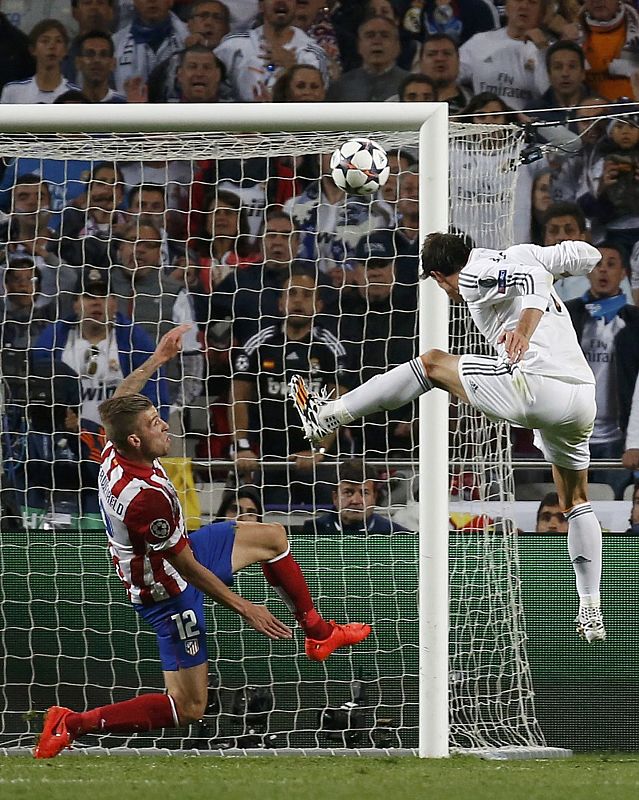 Gareth Bale remata de cabeza para poner por delante al Real Madrid por 2-1 en la final de Liga de Campeones contra el Atlético del Madrid en Lisboa