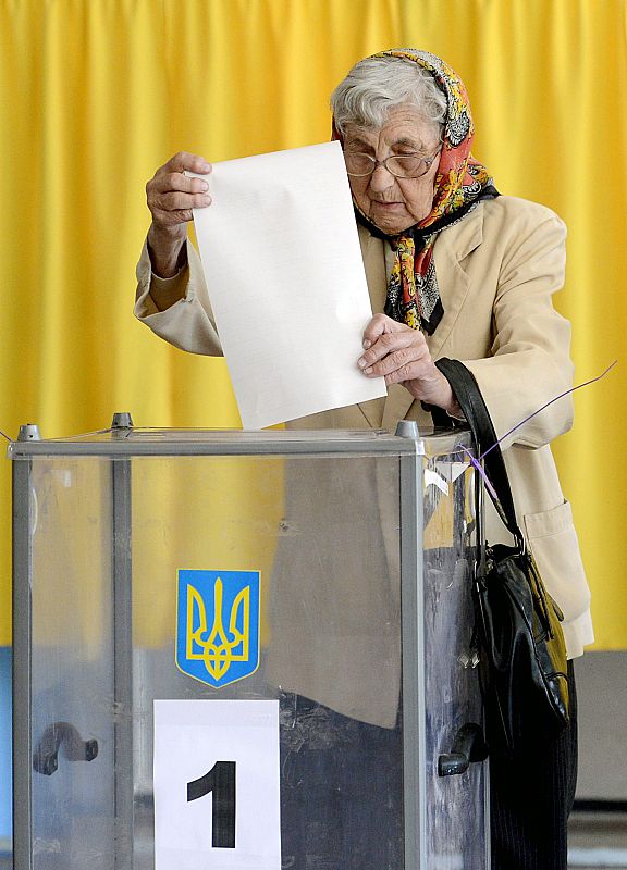 Una mujer vota en un colegio electoral local en Dnipropetrovsk, a unos 400 km al sur-este de Kiev, Ucrania.