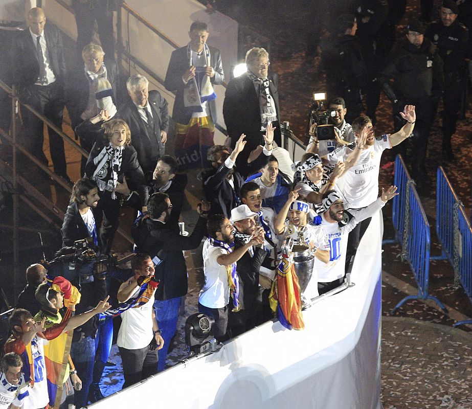 EL REAL MADRID CELEBRA SU DÉCIMA COPA DE EUROPA RECIBIENDO EL CARIÑO DE SU AFICIÓN