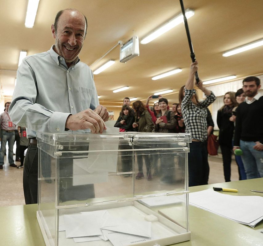 El secretario general del PSOE, Alfredo Pérez Rubalcaba, ha ejercido su derecho al voto en el Colegio Público San Pío X de Majadahonda (Madrid),