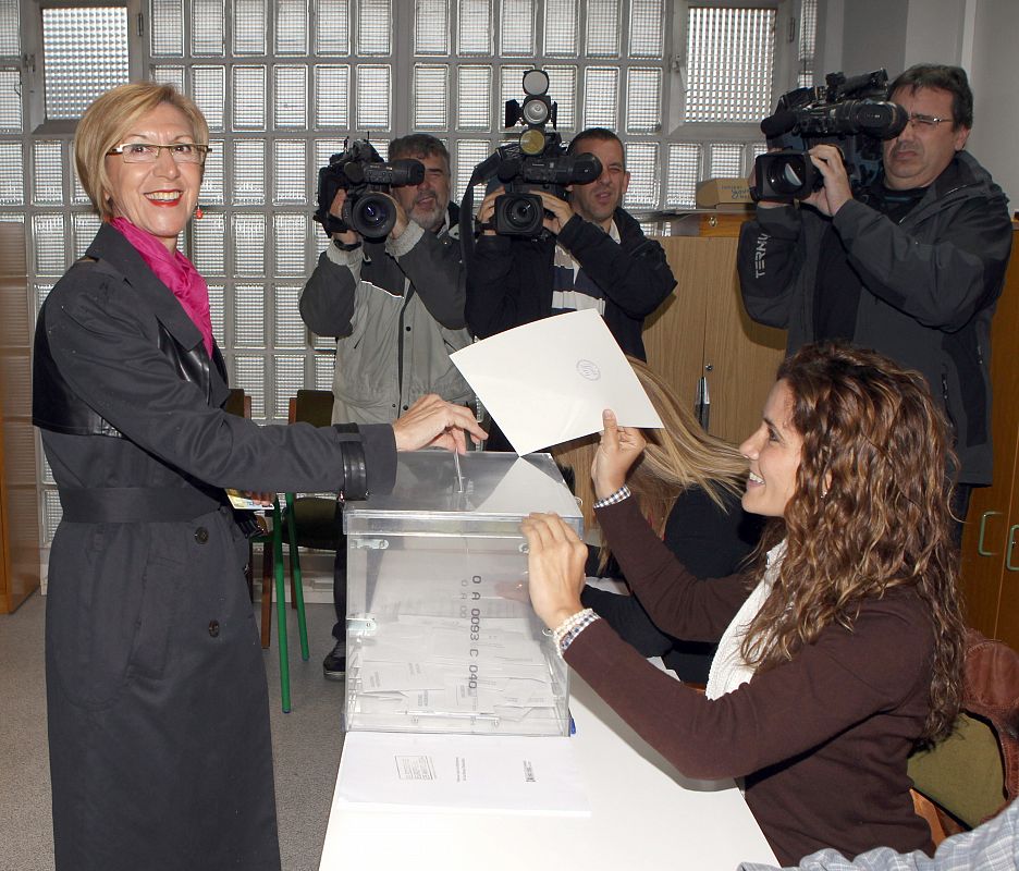 La líder de UPyD, Rosa Díez, vota en los comicios al Parlamento Europeo en el colegio electoral Karmengo Ama Ikastola de Sodupe (Bizkaia).