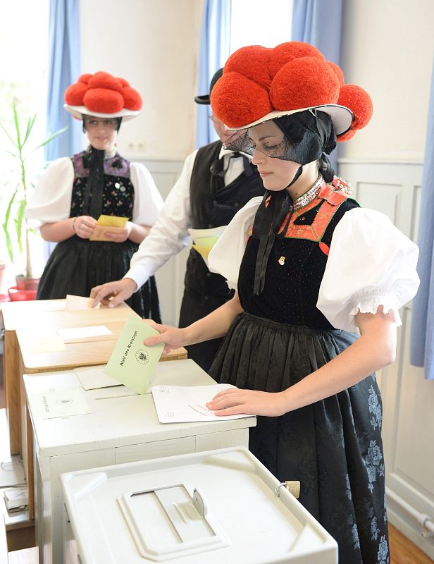 Varias mujeres votan con trajes típicos en Hornberg-reichenbach (Alemania).