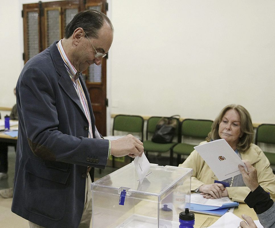 Alejo Vidal-Quadras, de VOX, deposita su voto a primera hora de la mañana.