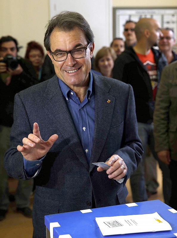 El presidente de la Generalitat y de CiU, Artur Mas, tras votar esta mañana en un colegio electoral de Barcelona.