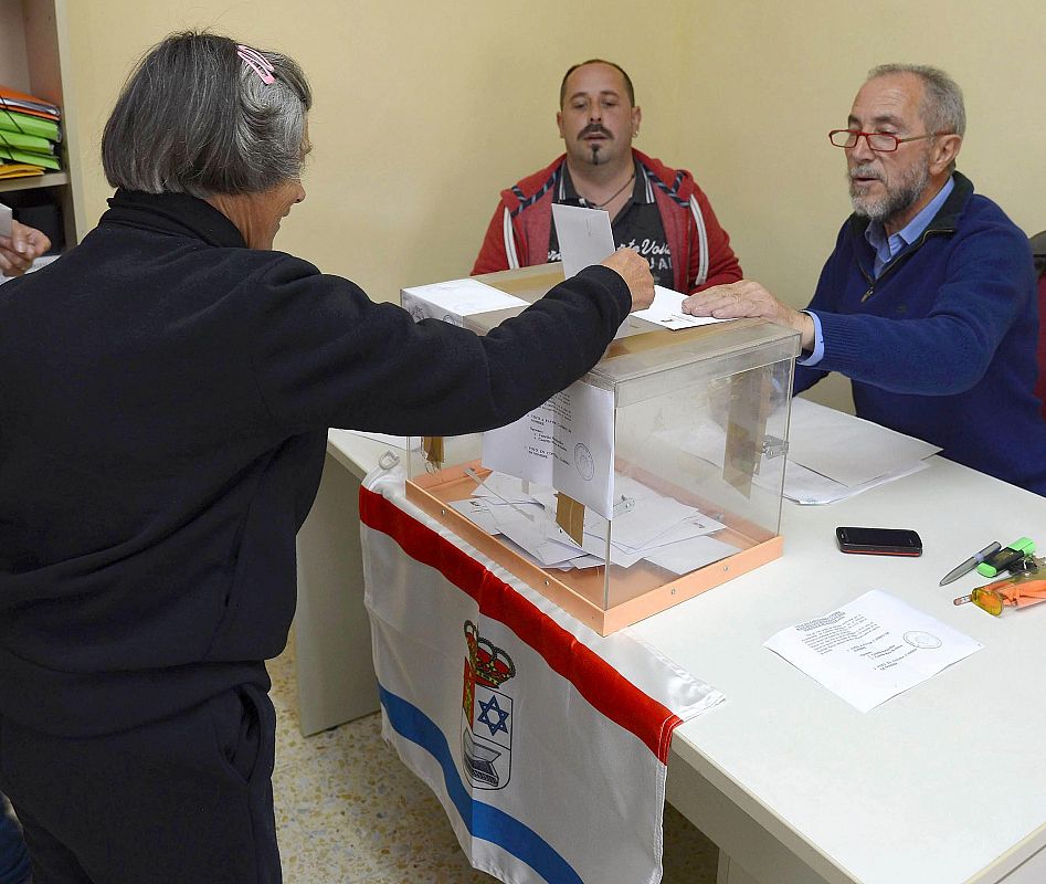 Los 56 vecinos de Castrillo Matajudíos con derecho a voto deciden en una urna paralela a la de las elecciones europeas si cambian el nombre de la localidad y, en caso afirmativo, optar entre Castrillo Mota Judíos o Castrillo Mota de Judíos.