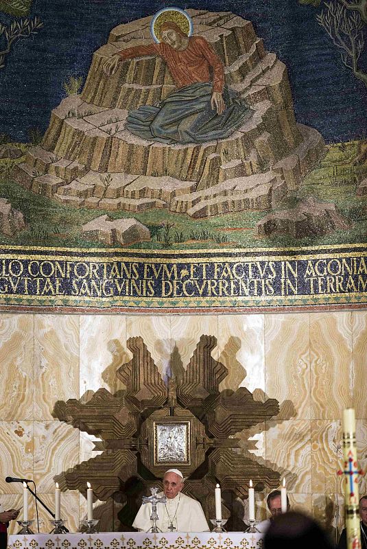 El papa Francisco durante la visita a la llamada Iglesia de las Naciones, en Gethsemane, Jerusalén