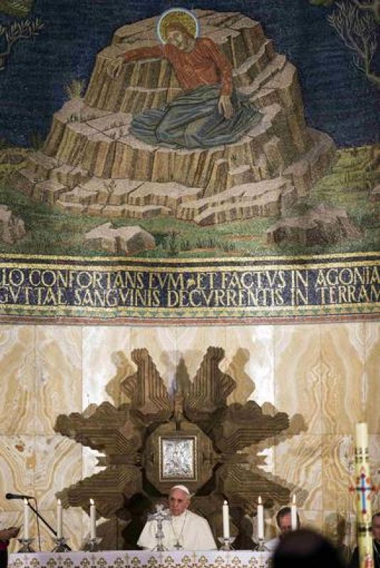 El papa Francisco durante la visita a la llamada Iglesia de las Naciones, en Gethsemane, Jerusalén