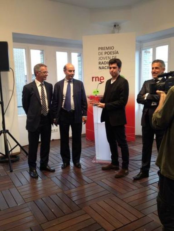  Juan Bello Sánchez recibe el VI Premio de Poesía Joven RNE