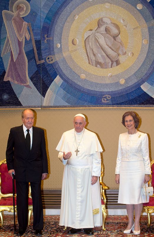 -El Papa Francisco recibe en audiencia privada al Rey Juan Carlos y a la Reina Sofía en 2014