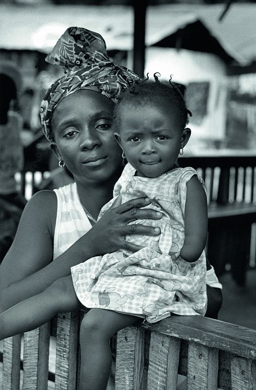 Marie Koroma con su madre, Freetown, Sierra Leona 2000