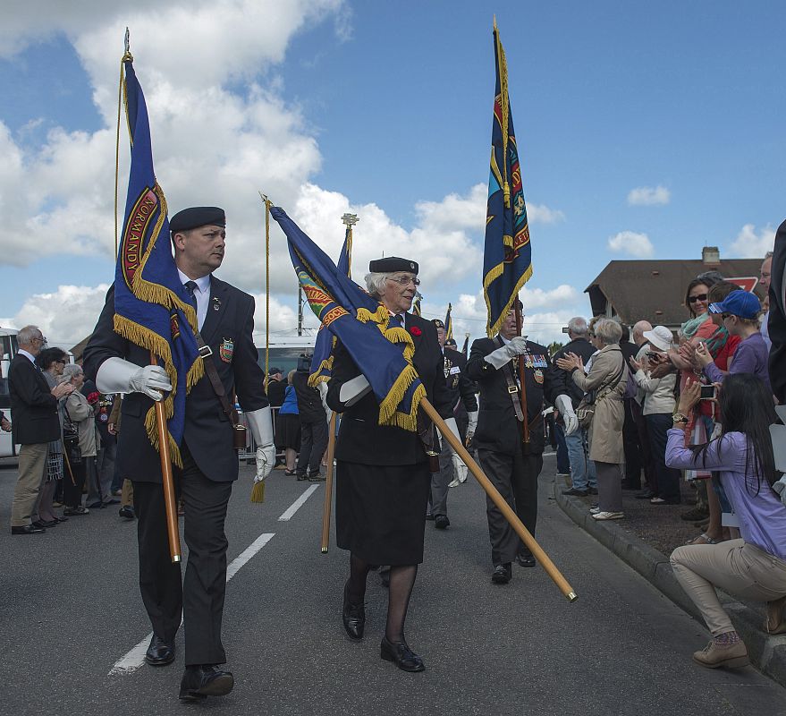 Veteranos de la Asociación de Veteranos de Normandía (NVA en sus siglas en inglés) marchando hacia la estatua de Montgomery