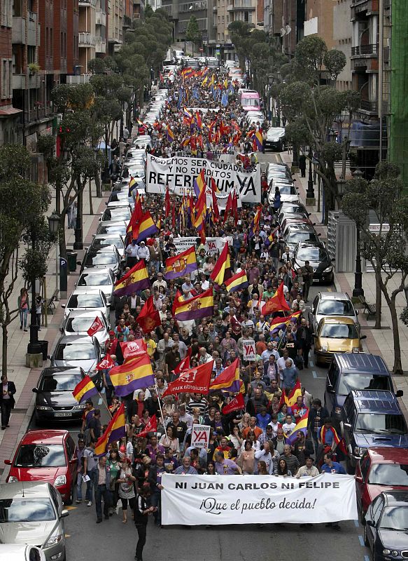 Más de 2.000 personas se han manifestado por las calles del centro de Oviedo, convocadas por la plataforma Asturias por la República