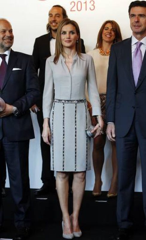 También eligió un conjunto de Felipe Varela para asistir a la entrega de los Premios Nacionales de la Moda. El look elegido para esta ocasión estaba formado por una blusa y falda con bordado en cristal.