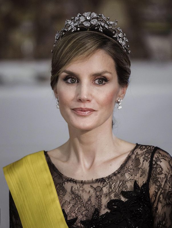 Para la cena de gala en honor al presidente de México, la princesa apostó por uno de sus "Varelas" más conocidos: el vestido negro de encaje de Chantilly que ya lució durante los actos de coronación de los reyes de de los Países Bajos, Guillermo y Má