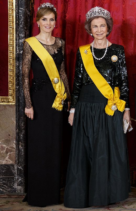 Para la cena de gala en honor al presidente de México, la princesa apostó por uno de sus "Varelas" más conocidos: el vestido negro de encaje de Chantilly que ya lució durante los actos de coronación de los reyes de de los Países Bajos, Guillermo y M
