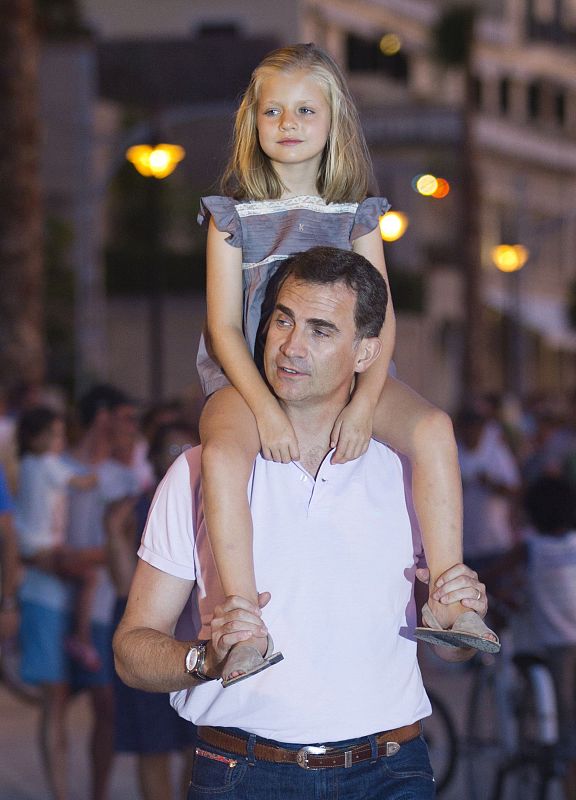 Leonor junto a su padre, en una tierna imagen del año 2012.