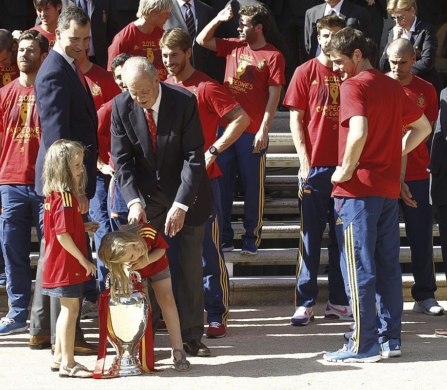 Las infantas reciben a la selección española de fútbol en 2012, tras su triunfo en el Mundial.