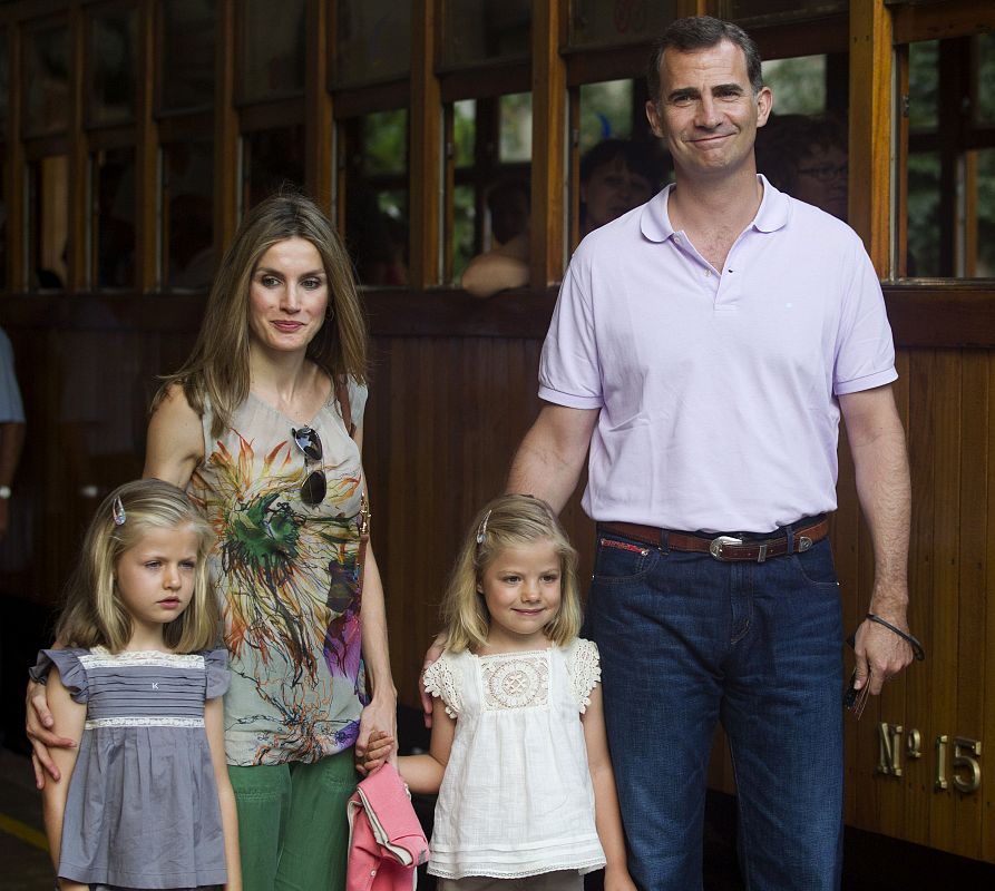 Los príncipes junto a sus hijas en verano de 2012, durante sus vacaciones en Mallorca.