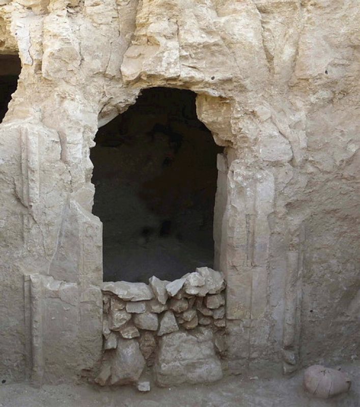 Fotografía facilitada por el Ministerio de Antigüedades de Egipto que muestra el interior de la tumba perteneciente a la enigmática dinastía XI (del periodo comprendido en torno al 2150-1990 a.C.) que ha sido descubierta por un equipo español