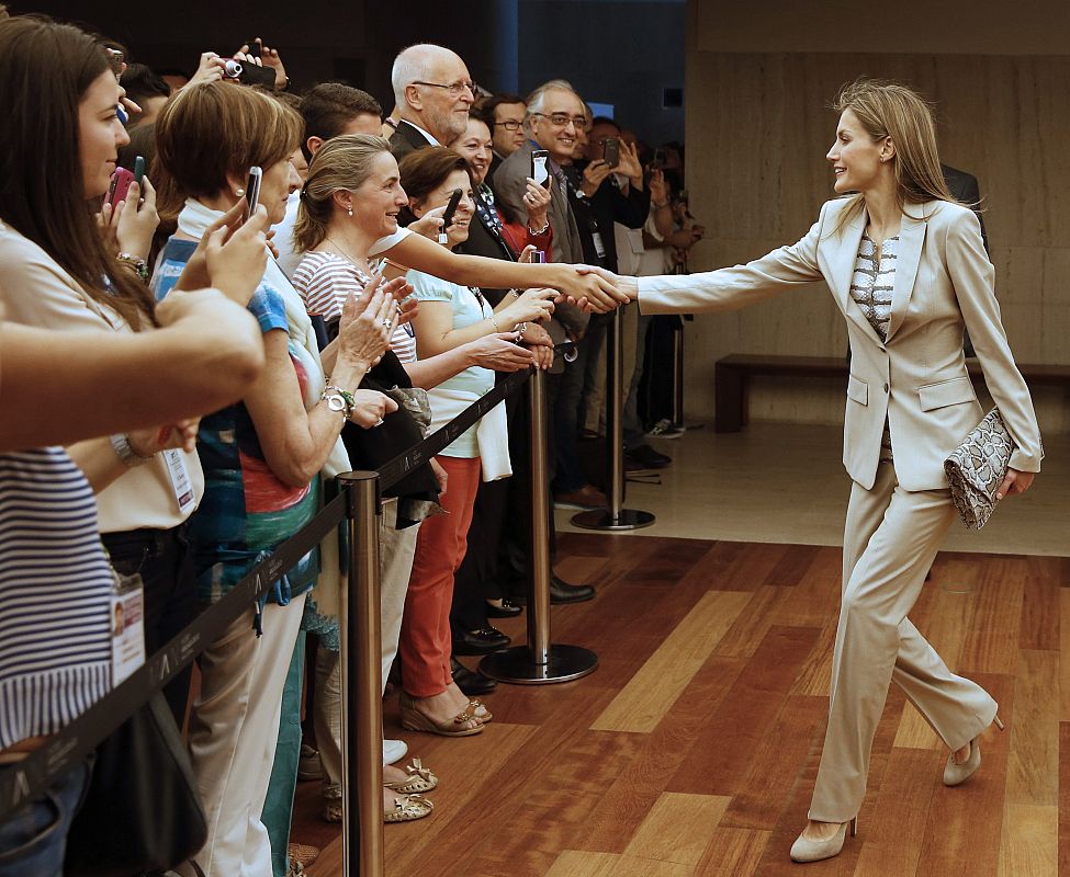 La Princesa de Asturias saluda a los asistentes a la inauguración de la exposición "El último viaje de la fragata Nuestra Señora de las Mercedes"