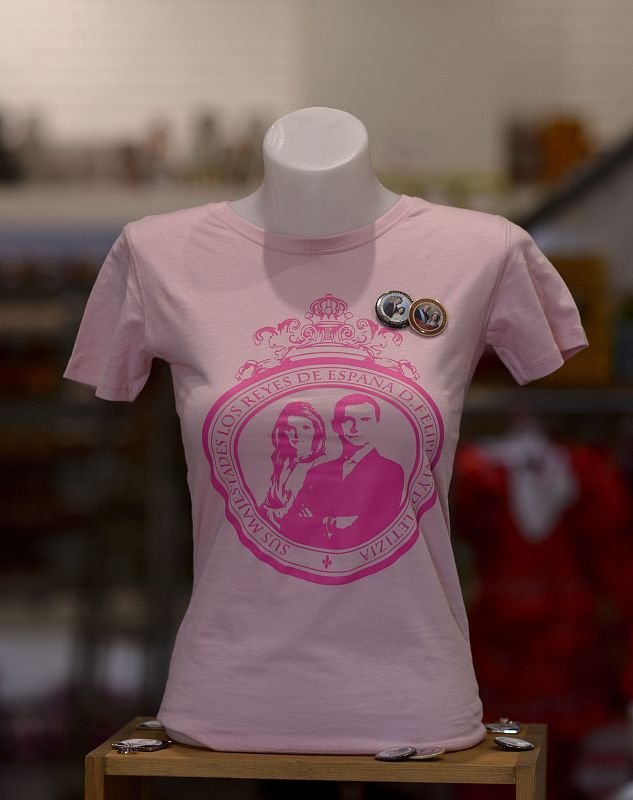 Madrid se prepara para la proclamación de Felipe VI. Entre otras cosas, las tiendas de souvenirs de la capital ya está repletas de objetos con la imagen de los nuevo reyes Felipe VI y Letizia.