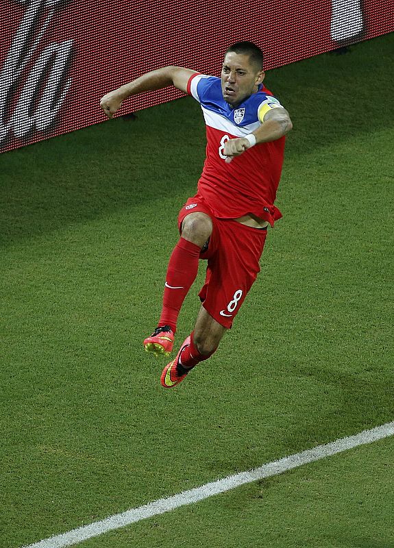 Dempsey celebra su gol conseguido antes de llegar al medio minuto de partido.