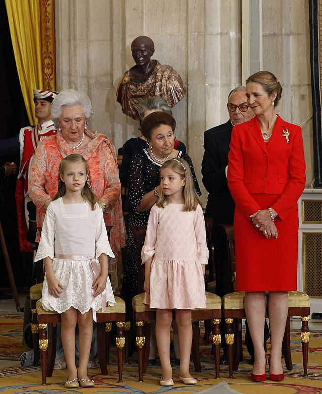 Las Infantas Leonor y Sofía junto a la infanta Elena y las infantas Margarita y Pilar