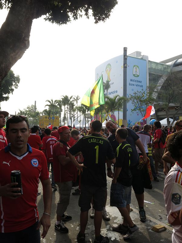 Chilenos y españoles se mezclaban en un gran ambiente previo al partido.