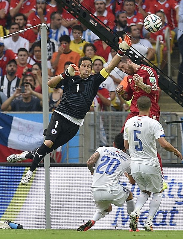 El portero chileno Claudio Bravo despeja un balón.