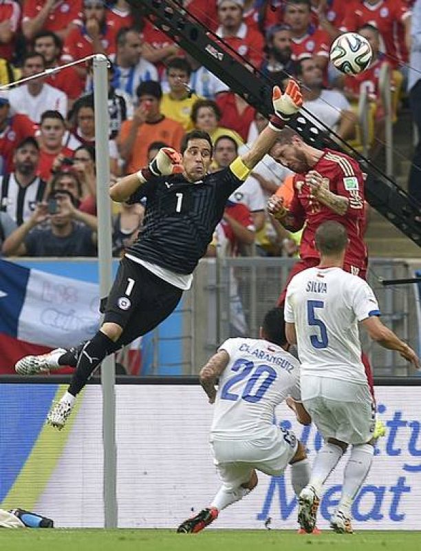 El portero chileno Claudio Bravo despeja un balón.