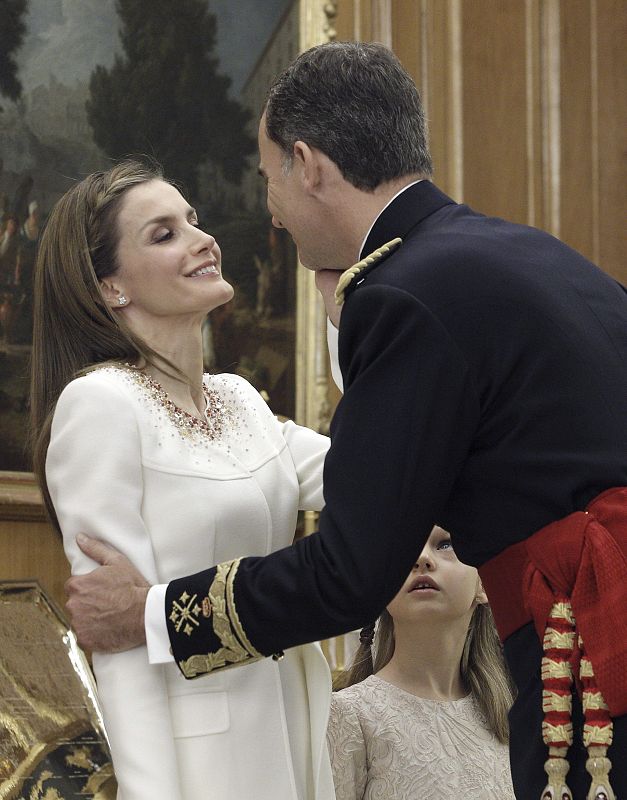 El rey Felipe VI besa a la doña Letizia