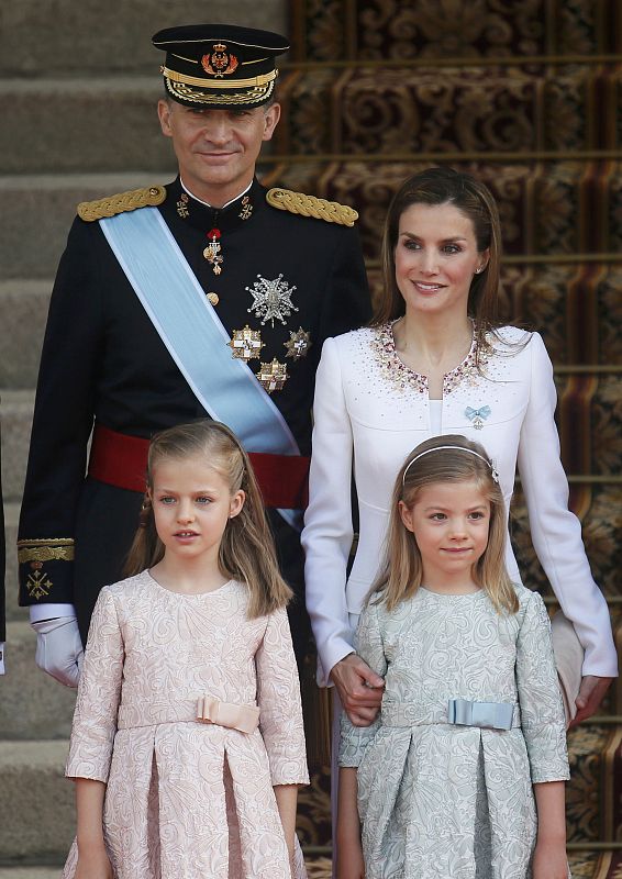 El nuevo rey Felipe VI de España, su esposa la reina Letizia, la Princesa Sofía y la Princesa Leonor a las puertas del Congreso de los Diputados