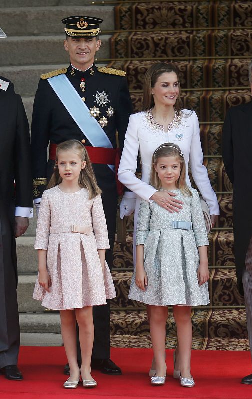 El rey Felipe VI, la reina Letizia, la princesa de Asturias y la infanta Leonor, posando en las escaleras del Congreso de los Diputados.