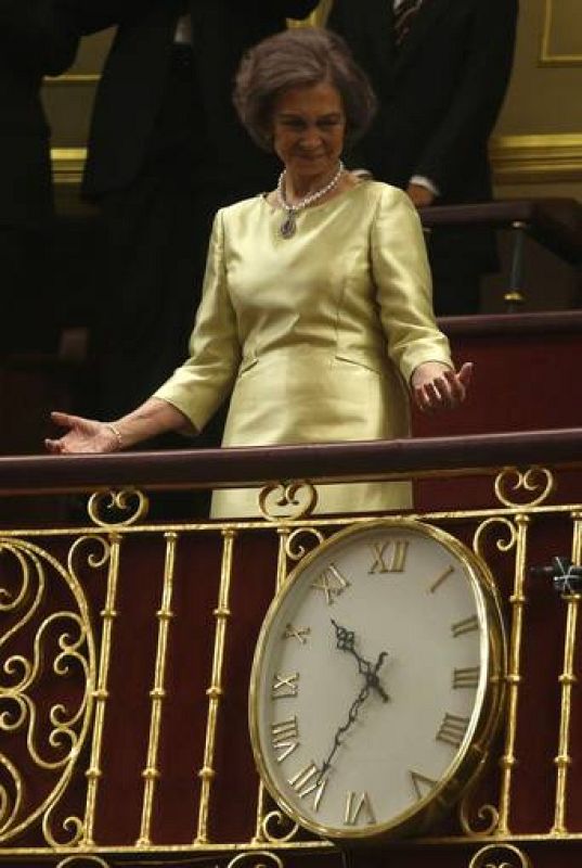 Los asistentes al acto de las Cortes Generales también han rendido homenaje a la reina Sofía. 