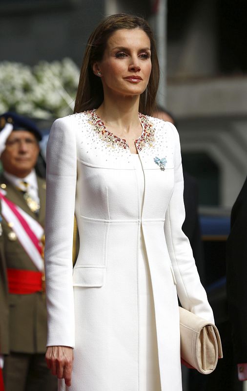 La Reina Doña Letizia escuchando el himno nacional