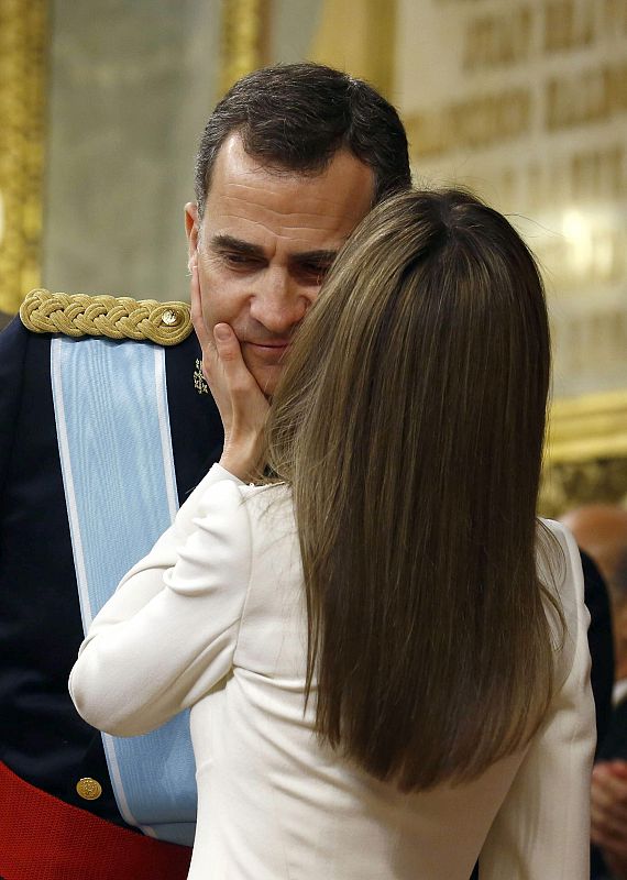 La Reina Letizia besa al Rey Felipe VI tras la colocación del fajín de capitán general de las Fuerzas Armadas