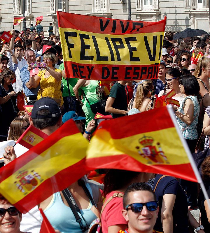 Imagen de ciudadanos interesados por ver el recorrido del nuevo rey, Felipe VI