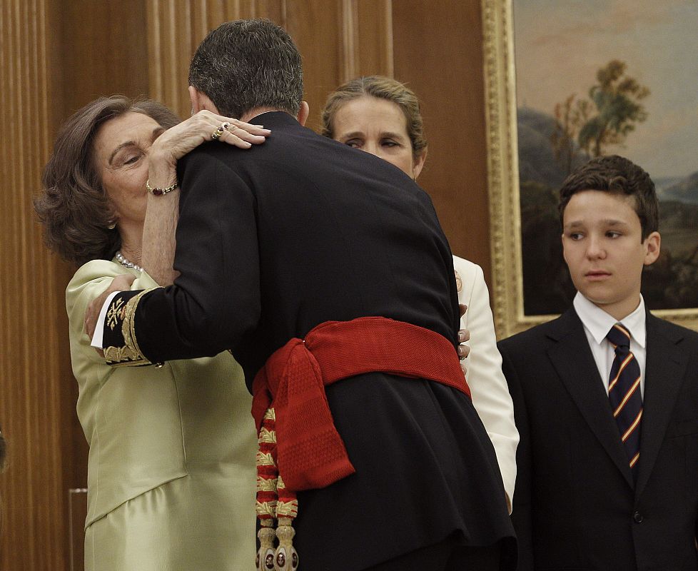 El Rey abraza a Doña Sofía, que no puede contener la emoción