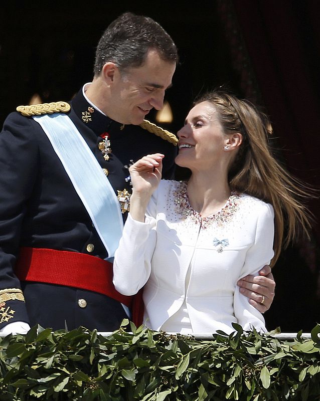 El nuevo rey Felipe VI de España y su esposa, la reina Letizia, en el balcón del Palacio Real de Madrid